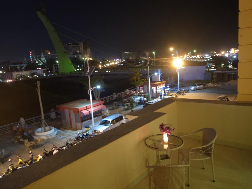 K9 Riverside Hotel Phnom Penh Extérieur photo