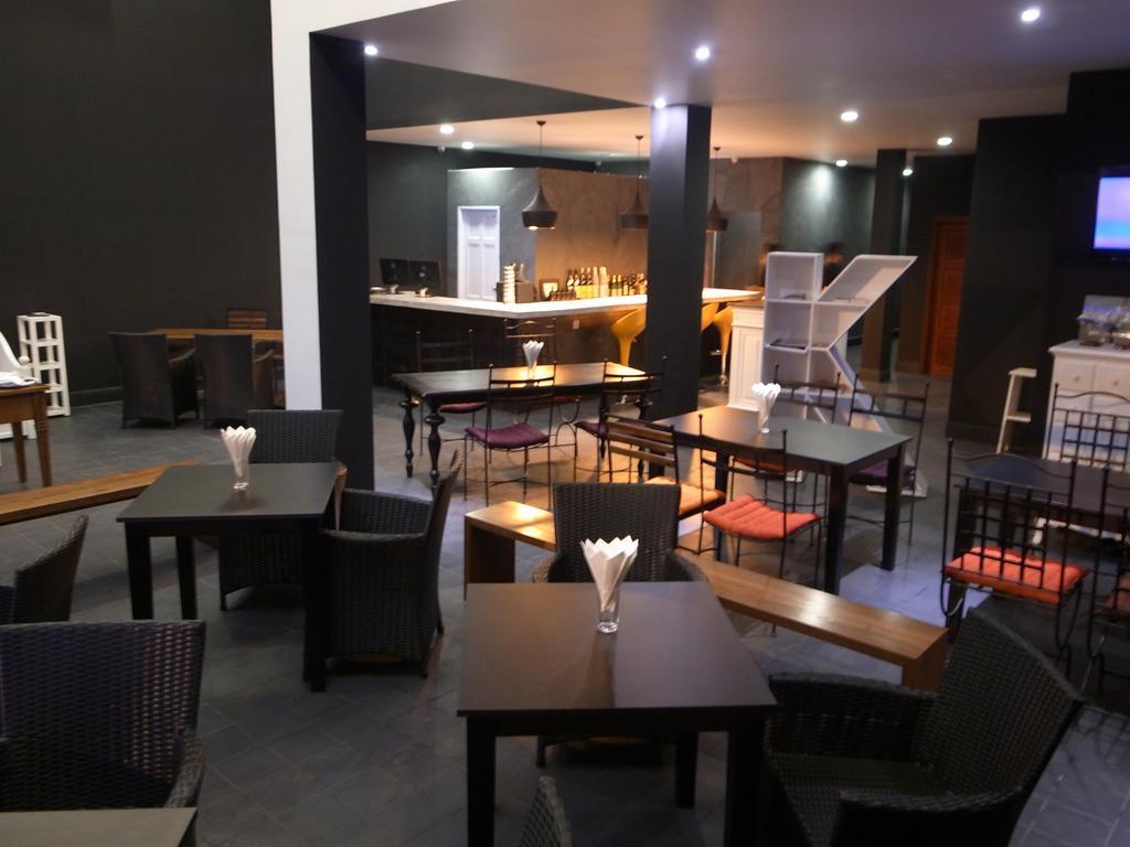 K9 Riverside Hotel Phnom Penh Extérieur photo