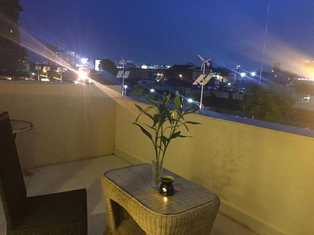 K9 Riverside Hotel Phnom Penh Chambre photo